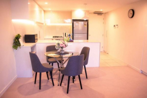 Homely Modern Apt by Lake between City and Russell